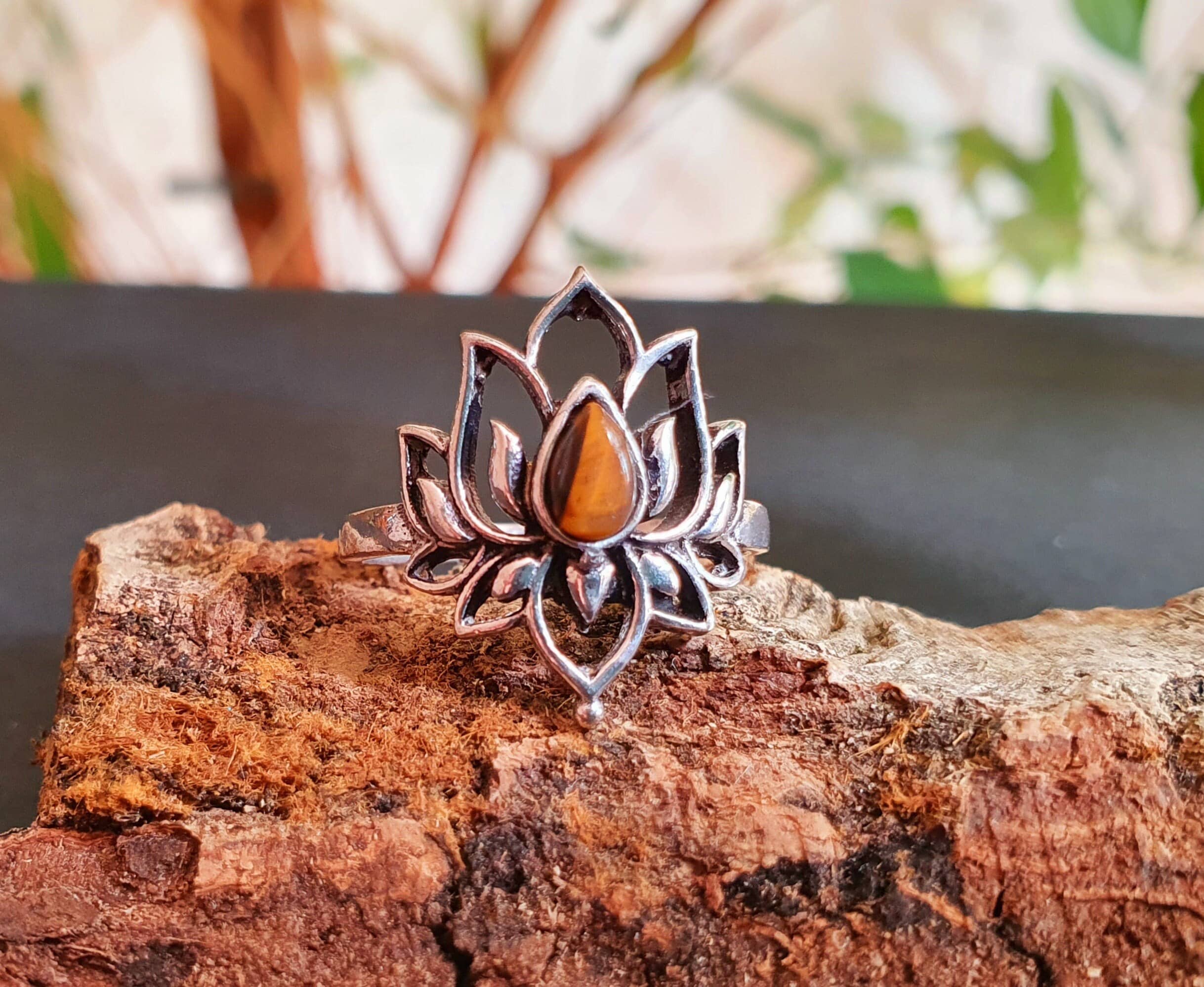 Ole Lynggaard Lotus Ring Size 0 in Sterling Silver with Blush Moonston –  Trewarne Fine Jewellery