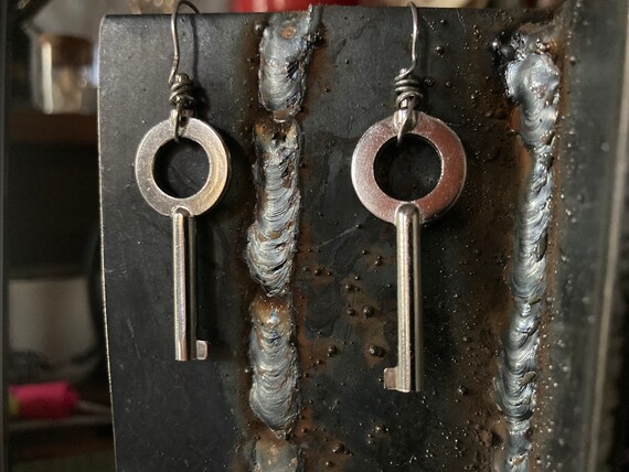Pink handcuff key deals