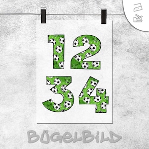Könnte beinhalten: Weißer Druck mit den Zahlen 12, 34 in Grün mit einem Fußballmuster. Die Zahlen sind schwarz umrandet. Das Wort "BÜGELBILD" ist unten auf dem Druck in Grau gedruckt.