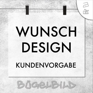 Könnte beinhalten: Ein weißes, quadratisches Bügelbild mit dem schwarzen Text WUNSCH DESIGN KUNDENVORGABE. Das Blatt wird von zwei schwarzen Klammern an einem Draht gehalten. Ein kleines kreisförmiges Symbol oben rechts zeigt ein Bügeleisen und ein Kleidungsstück. Unten steht BÜGELBILD.