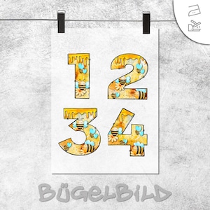 Può includere: Una stampa bianca con i numeri 1, 2, 3 e 4, ciascuno decorato con un tema di api e fiori. I numeri sono gialli con un effetto gocciolante di miele e le api hanno strisce nere e gialle. La parola "Bügelbild" è stampata in basso.