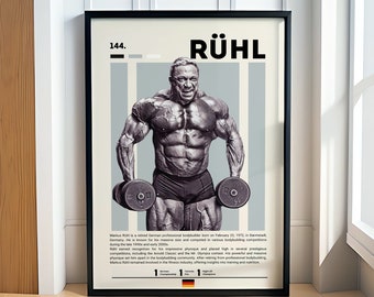 Könnte beinhalten: Ein Schwarzweiß-Poster im Retro-Design mit einem Bodybuilder, der Hanteln hält. Das Poster trägt oben den Text "144. RÜHL" und unten eine kurze Biografie des Bodybuilders.
