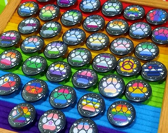 LGBTQ+ Pride Pfotenabdruck Buttons (40 Pride Flaggen Designs) | 1,25 Zoll Pin zurück Button
