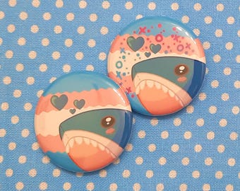 Blåhaj Trans Pride Hai Button | 1,25 Zoll Pin zurück Button