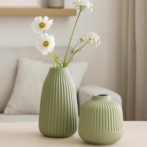 Grüne Vase, Moderne Blumenvase mit Rillen - Vase für Trockenblumen, Frischblumen - Tischdeko - Geschenkidee - 2 Größen