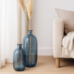 Blaue Bodenvase, XL Flaschenvase - Deko Glasvase - Wohnzimmer Deko - Vase für Pampasgras - Geschenkidee - 2 Größen