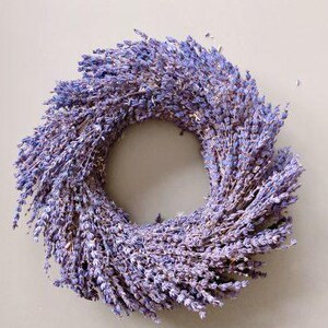 Handgefertigter Lavendelkranz aus getrocknetem Lavendel, 30 cm Ø, Türkranz und Wandkranz mit natürlichem Duft.