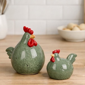 Gallo decorativo in gres, smaltato verde, decorazione pasquale, decorazione primaverile, decorazione da tavolo a forma di gallo in ceramica, idea regalo pasquale - 2 misure