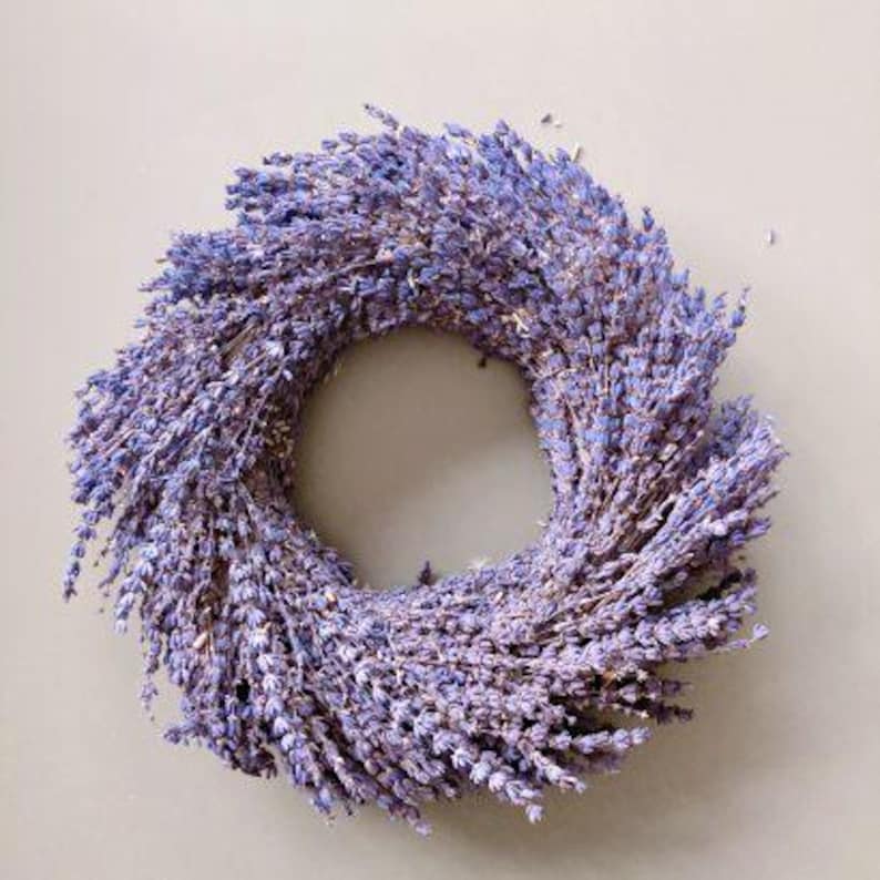 Handgefertigter Lavendelkranz aus getrocknetem Lavendel, 30 cm Ø, Türkranz und Wandkranz mit natürlichem Duft.