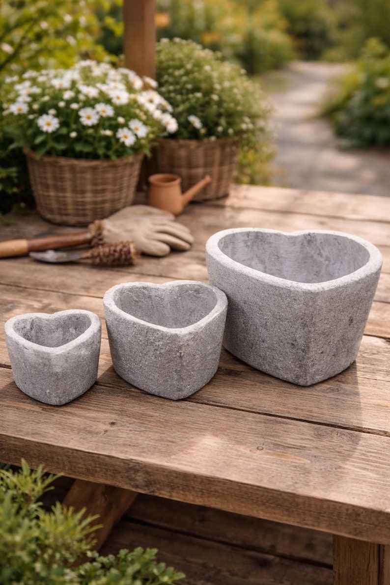 Herzförmiger Blumentopf aus Keramik für DIY Pflanzideen, Grabdeko oder romantische Gartengestaltung