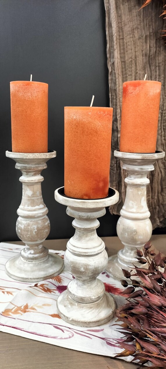 Weißer Kerzenhalter aus Holz - Kerzenständer Stumpenkerzen - Rustikale Wohndekoration - Tischdeko in Landhausstil - Geschenkidee Kerzen