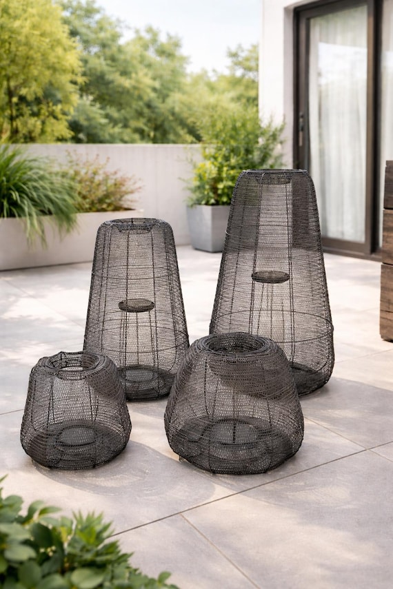 XL Laterne schwarz, Bodenlaterne Metall modern, Windlicht Draht groß, Gartenlaterne Terrasse Balkon, Laterne Wohnzimmer Deko - Geschenk