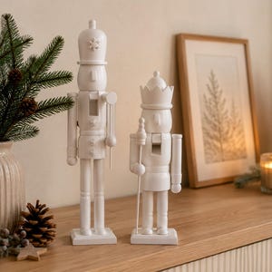 Casse-noisette en bois blanc, décoration de Noël - figurine de Noël en bois - style scandinave - décoration minimaliste - idée cadeau, 2 tailles