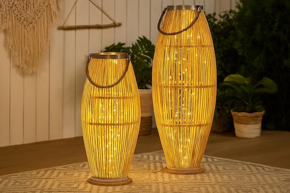 Große Holz Laterne, Gartenlaterne Rattan, Boho Deko Laterne, Balkon Terrasse Kerzenhalter - Geschenkidee Garten - 2 Größen