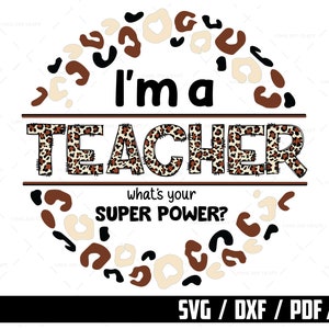Op de afbeelding: Een rond, bruin, zwart en wit luipaardprintontwerp met de tekst "I'm a TEACHER what's your SUPER POWER?" in zwarte tekst. Het ontwerp is geschikt voor gebruik als snijbestand voor knutselprojecten.