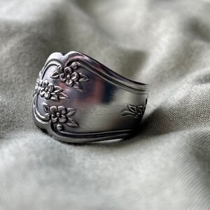 Chic floral spoon ring