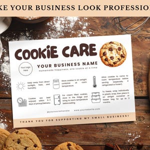 K&ouml;nnte beinhalten: Eine wei&szlig;e Karte mit Anweisungen zur Cookie-Pflege auf einer Holzoberfl&auml;che mit Keksen. Die Karte zeigt den Text "COOKIE CARE" und "YOUR BUSINESS NAME". Das Bild enth&auml;lt einen Schneebesen und Kekse.