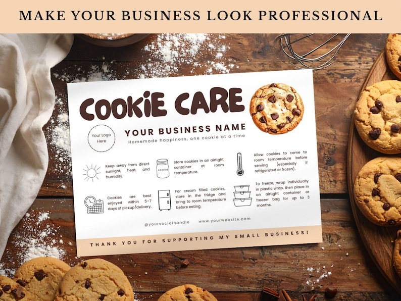 K&ouml;nnte beinhalten: Eine wei&szlig;e Karte mit Anweisungen zur Cookie-Pflege auf einer Holzoberfl&auml;che mit Keksen. Die Karte zeigt den Text "COOKIE CARE" und "YOUR BUSINESS NAME". Das Bild enth&auml;lt einen Schneebesen und Kekse.