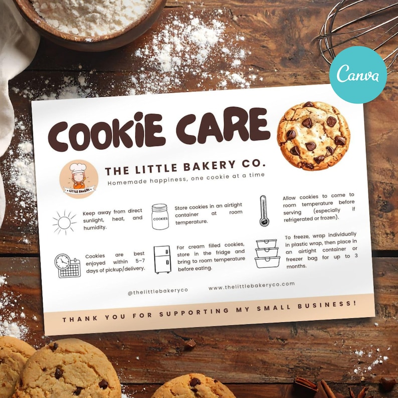 K&ouml;nnte beinhalten: Eine wei&szlig;e Karte mit Cookie-Pflegehinweisen von The Little Bakery Co. wird auf einer Holzoberfl&auml;che angezeigt. Die Karte enth&auml;lt Text, Illustrationen und ein Bild von Schokoladenkeksen. Der Text gibt Ratschl&auml;ge zur Lagerung und zum Einfrieren von Keksen.
