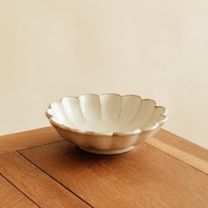 Kohyo Rinka Petal 21cm Bowl | Japanese ceramic - Rustic Off-white pottery - Fruit bowl - flower shape - Pasta bowl - dining set - vintage