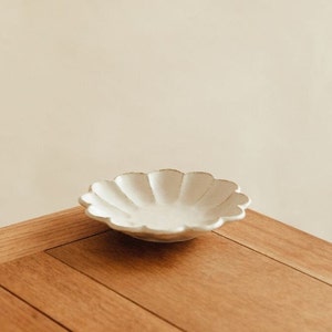Piatto Kohyo Rinka Petal 17cm / Ceramica giapponese Piatto rustico bianco sporco ceramica artistica Piatto da dessert set da pranzo Contorno immagine 1