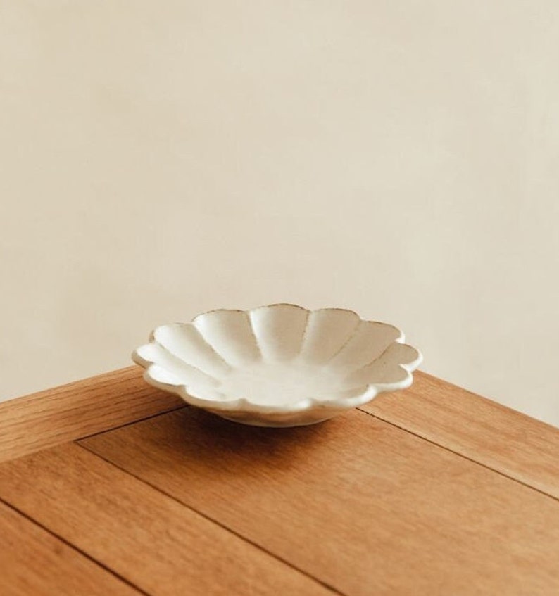 Piatto Kohyo Rinka Petal 17cm / Ceramica giapponese Piatto rustico bianco sporco ceramica artistica Piatto da dessert set da pranzo Contorno immagine 1