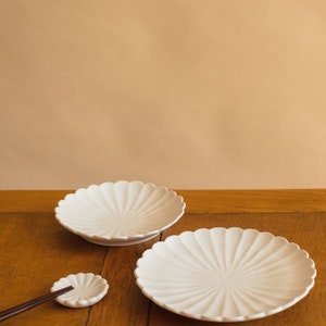 Kasumi Fujimura Flower-shaped Large plate Matte white plate Japanese handmade Minimal dinnerware image 6