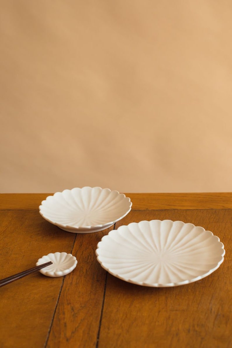 Kasumi Fujimura Flower-shaped Large plate Matte white plate Japanese handmade Minimal dinnerware image 6