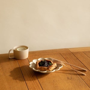 Piatto Kohyo Rinka Petal 17cm / Ceramica giapponese Piatto rustico bianco sporco ceramica artistica Piatto da dessert set da pranzo Contorno immagine 3