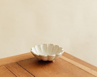 Kohyo Rinka 16cm Bowl | Japanese ceramic - Rustic Off-white pottery - Small bowl - flower shape - Snacks bowl - dining set - Side dishes