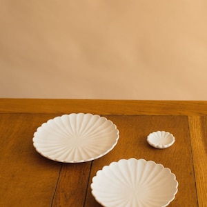 Kasumi Fujimura Flower-shaped Large plate Matte white plate Japanese handmade Minimal dinnerware image 4