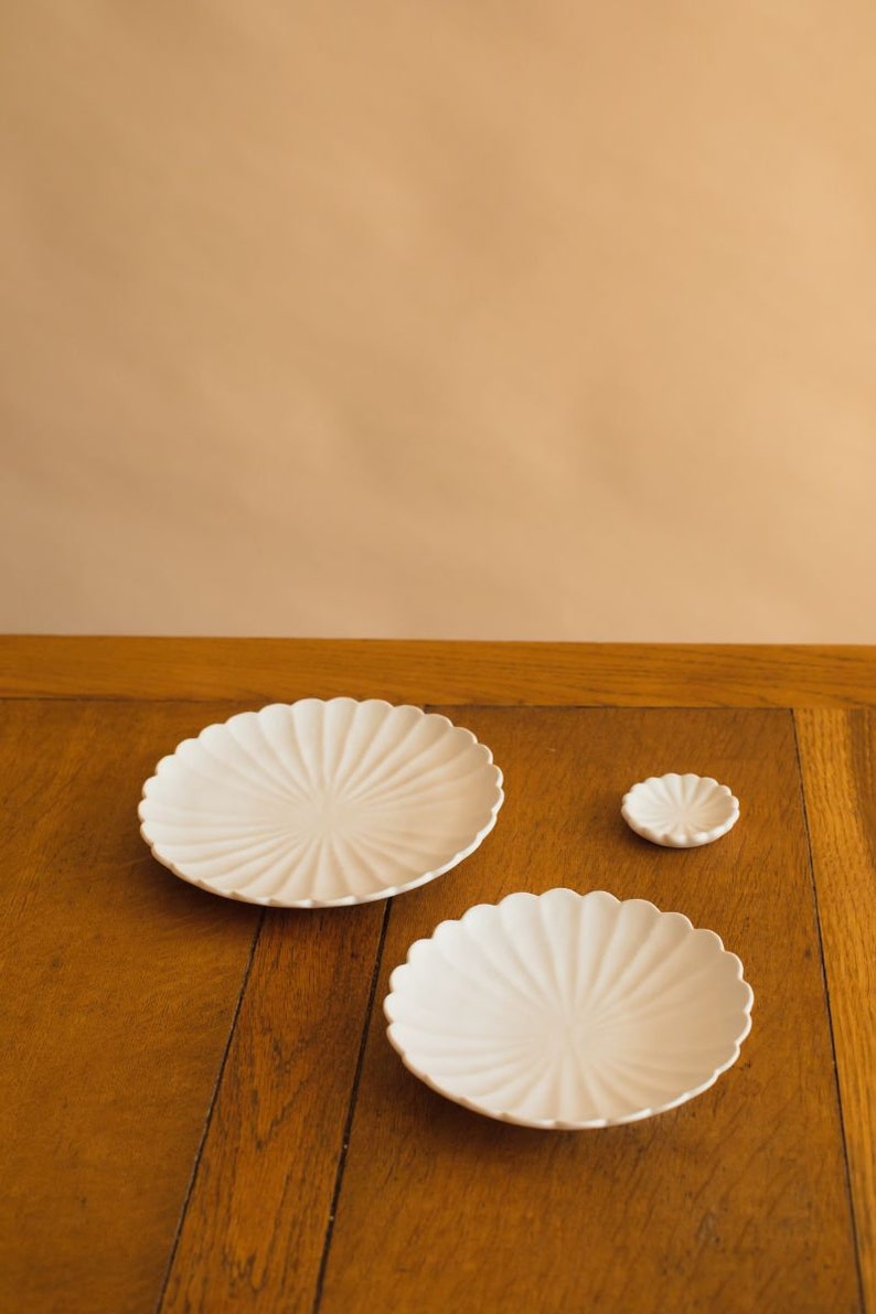Kasumi Fujimura Flower-shaped Large plate Matte white plate Japanese handmade Minimal dinnerware image 4