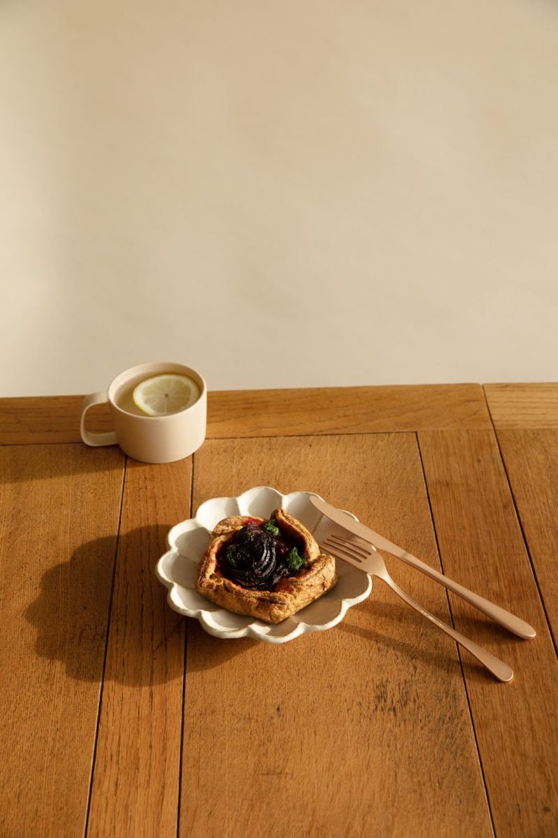Piatto Kohyo Rinka Petal 17cm / Ceramica giapponese Piatto rustico bianco sporco ceramica artistica Piatto da dessert set da pranzo Contorno immagine 4