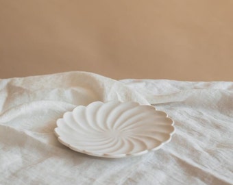 Kasumi Fujimura Twist plate | Matte white plate - Japanese handmade - Minimal dinnerware