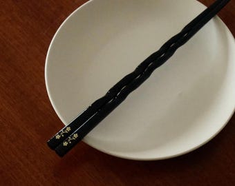 Curvy Natural Wood Chopsticks | Japanese made - Black wood - Asian cutleries - Asian cuisine - Japanese chopsticks - Curvy style - Crafts