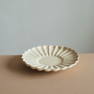 Rinka White plate | Yoshida pottery - Japanese handamde - Flower petal shape - Artistic plate - dinnerware