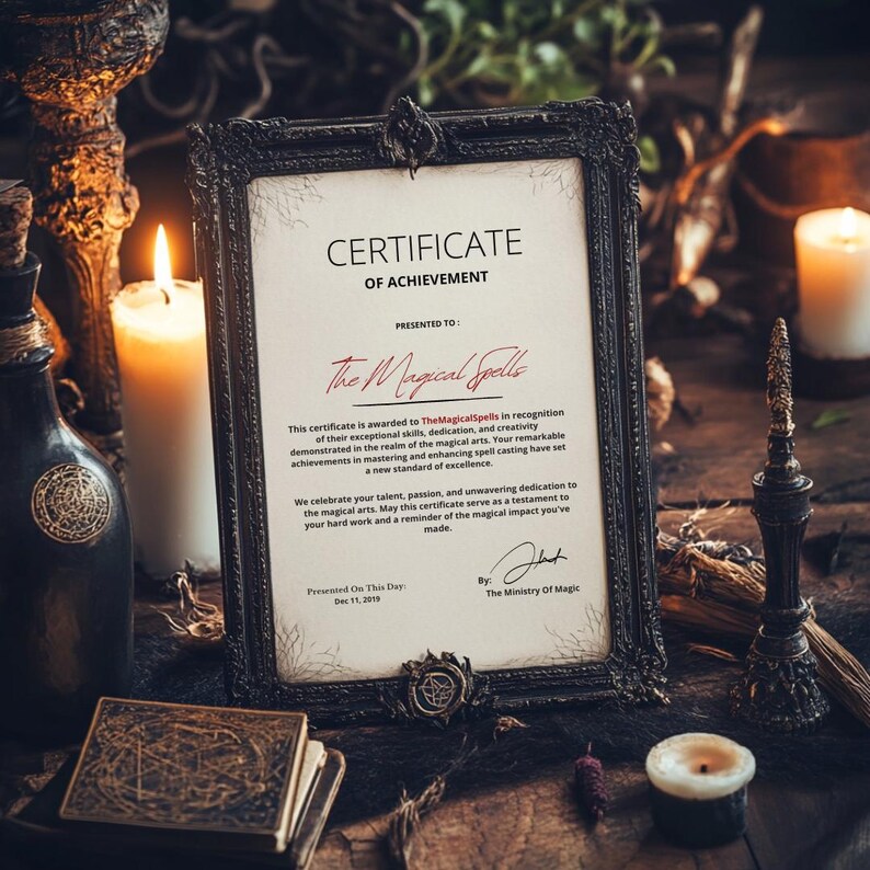 Op de afbeelding: Een ingelijst certificaat van prestatie uitgereikt aan The Magical Spells voor hun uitzonderlijke vaardigheden, toewijding en creativiteit in de magische kunsten. Het certificaat is gedateerd 11 september 2019 en ondertekend door The Ministry of Magic.