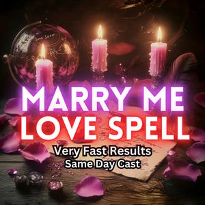 Może przedstawiać: Zaklęcie miłosne z napisem "Marry Me Love Spell" w różowym i czerwonym świetle neonowym. Na zdjęciu widoczne są trzy zapalone różowe świece, globus, pióro i płatki róż na drewnianej powierzchni. Widnieje również tekst "Very Fast Results Same Day Cast".