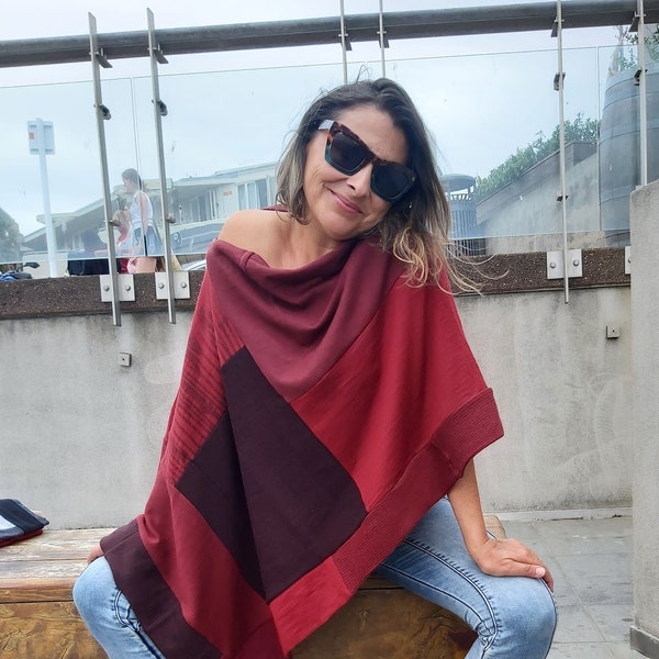 Handgemachter Boho Burgunder Wolle Poncho- Upcycled Merino Wolle Poncho- Einzigartiger und stilvoller leichter Poncho Schal für Frauen