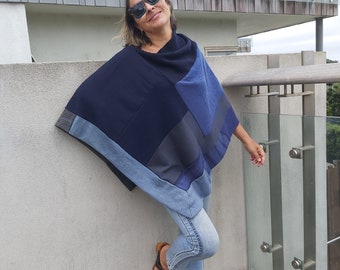 Merinoponcho dames, upcycled poncho merino, blauwe poncho-sjaal, lichtblauwe poncho-trui, duurzame kleding upcycled damesmode