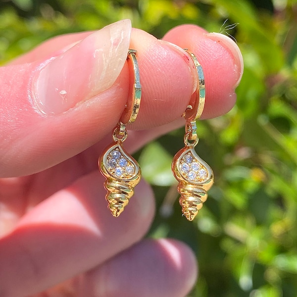 gold conch shell beach earrings || cute || trendy || dainty jewelry || summer || minimalist || earrings for women || cute gift || aesthetic