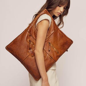 Sac cabas tendance convertible en cuir vintage souple, hobo artisanal en cuir vintage souple et ample en cognac délavé à la pierre - Fait main en Italie !