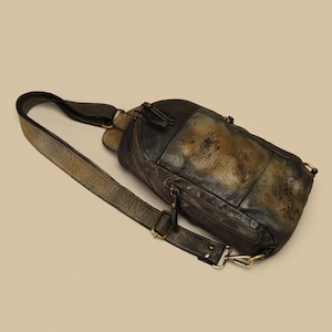 Sac à bandoulière en cuir artisanal noir, sac poitrine en cuir, petit sac à dos en cuir, finition onxy brut en édition limitée fait main en Italie !