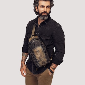 Sac bandoulière en cuir noir pour homme, sac poitrine pour homme, finition cuir délavé en édition limitée « Onyx brut » 100 % fait main en Italie !