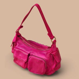 Mini sac multipoches, mini sac à bandoulière et multipoches en cuir italien souple, finition cuir artisanal époustouflante « Stoneed Fuchsia » !