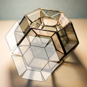Peut inclure: Un abat-jour de lampe en verre géométrique de forme hexagonale avec une finition claire et givrée. L'abat-jour est fait de vitrail avec une armature métallique.