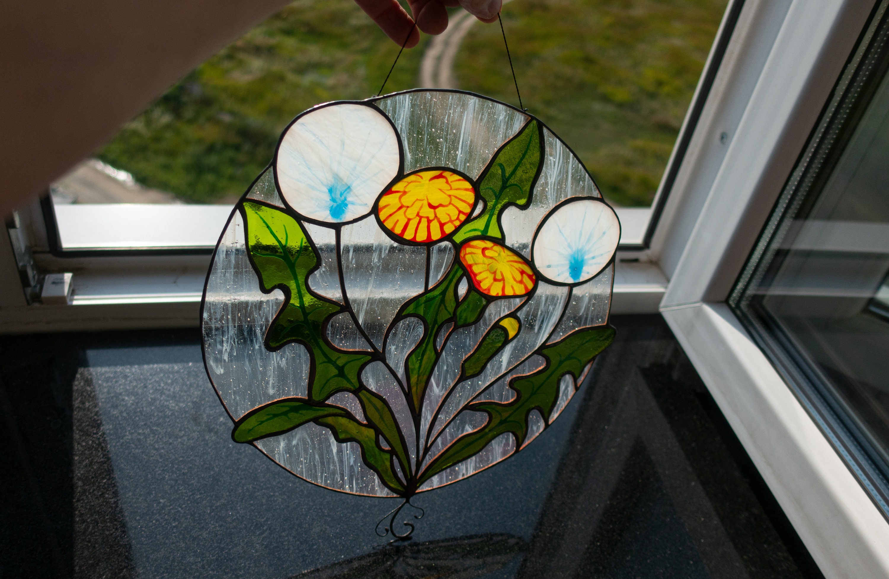 365CUSGIFTS Mondkrähe Buntglas-Fensterhänger – 30,5 Cm Rund, Handbemalt – Blaue Blume, Bauernhaus-Stil – Mit Metallkette