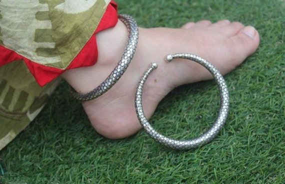 Kada type best sale anklets