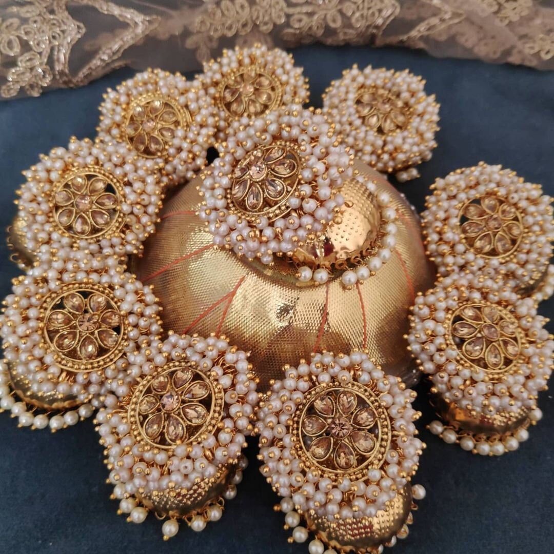 Gold kundan jhumka best sale earrings