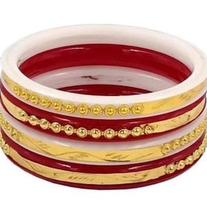 Op de afbeelding: Set van zes armbanden met afwisselend rood en wit glas, versierd met gouden randen en kralen.